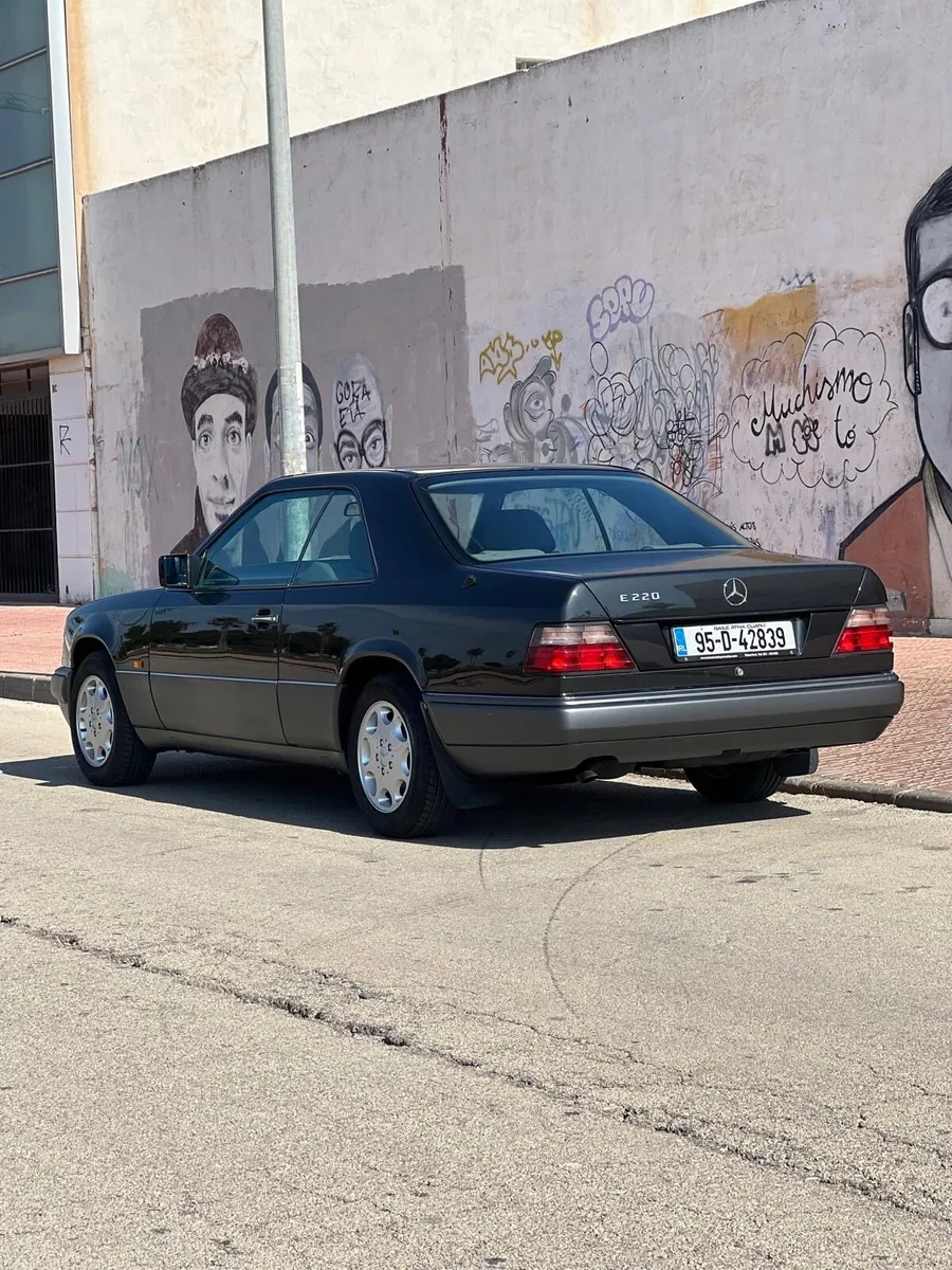 Mercedes 220CE - Image 4