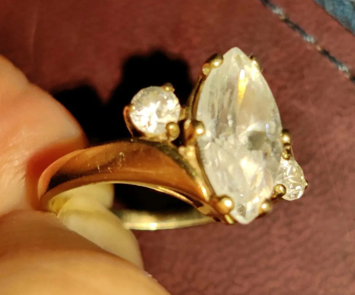 LARGE OVAL OPAQUE, 9CT Old Gold Ladies Dress Ring - Image 4