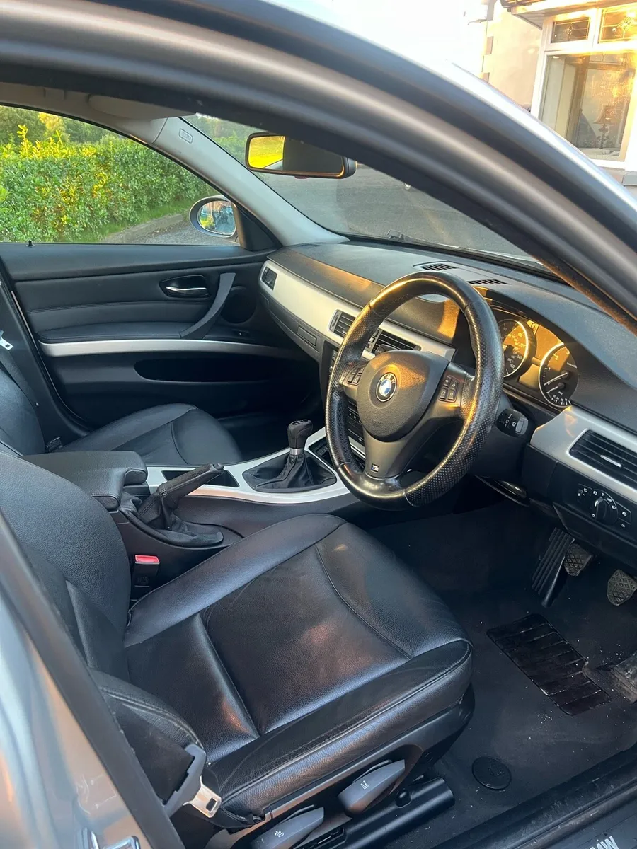 BMW 320i 2008 se - Image 3