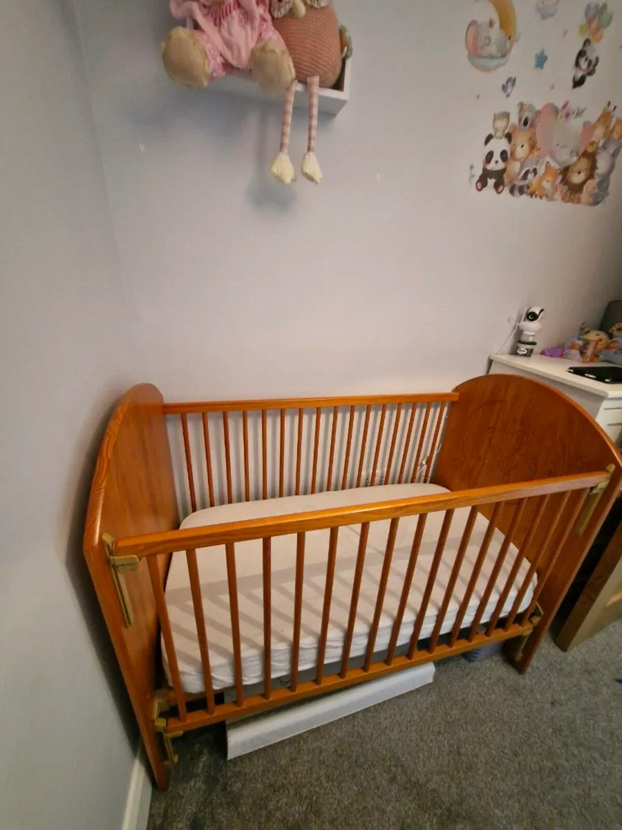 Baby's Cot - Image 1