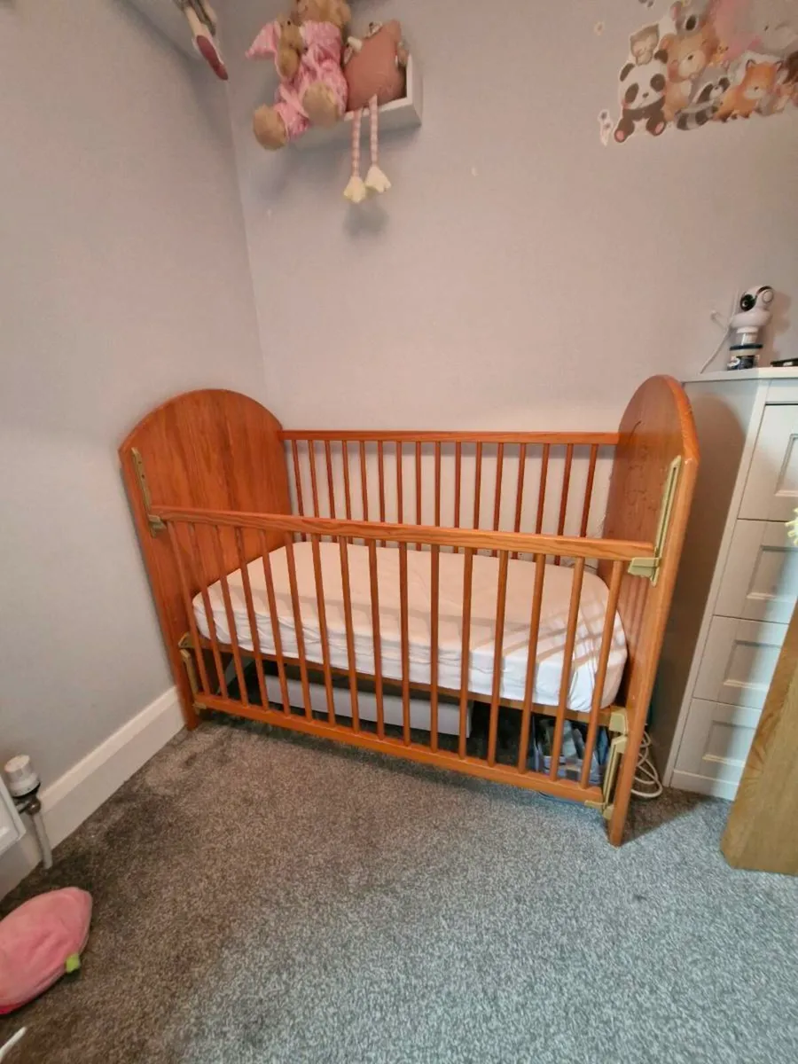 Baby's Cot - Image 3