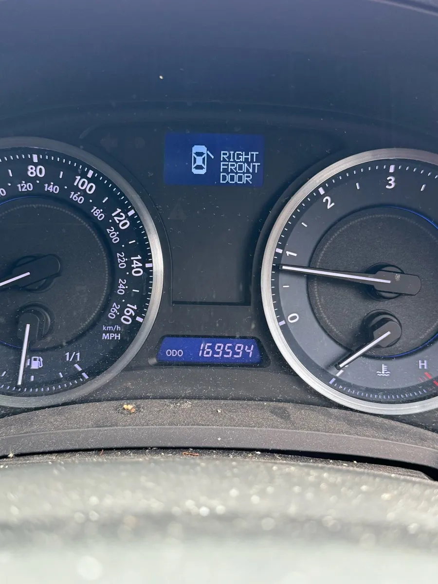 Lexus IS200D - Image 2