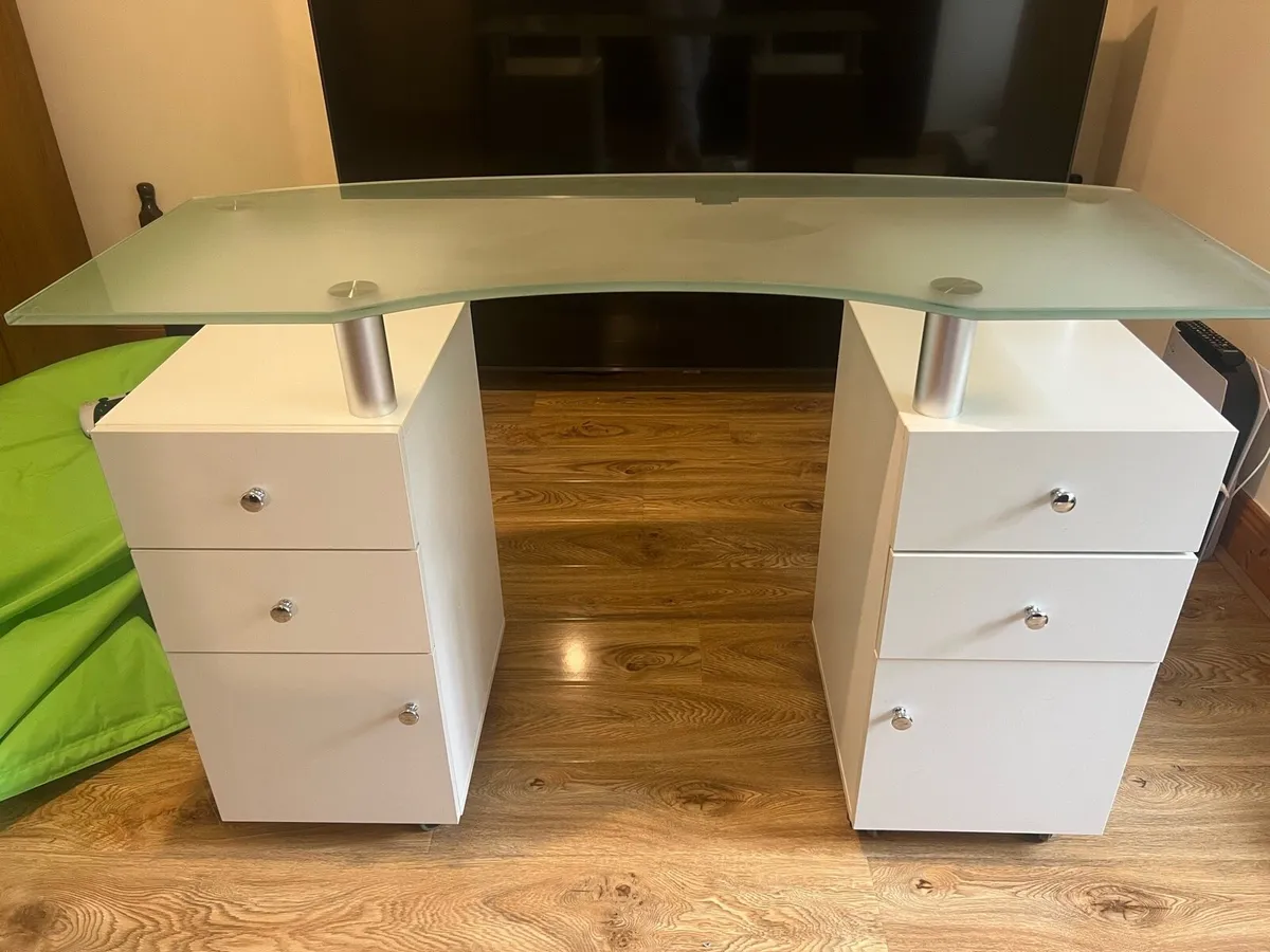 Nail Table - Image 3