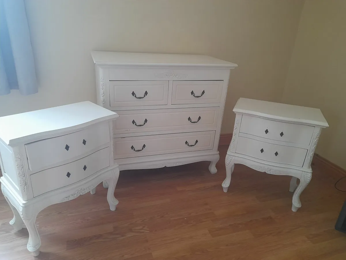 Bedroom drawers and lockers - Image 1