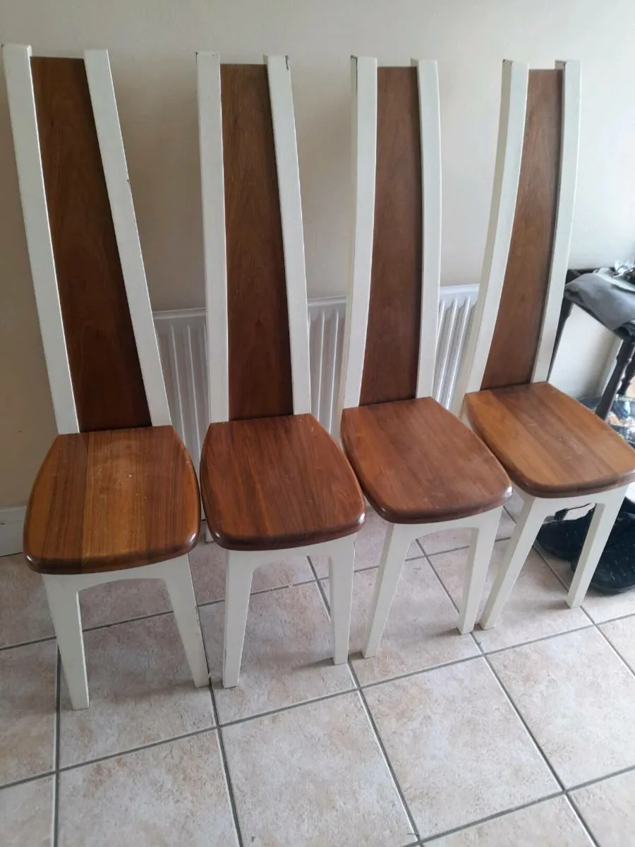Set.of.chairs.
