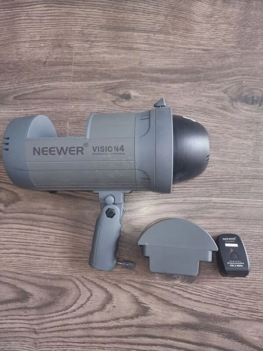 neewer studio light - Image 1