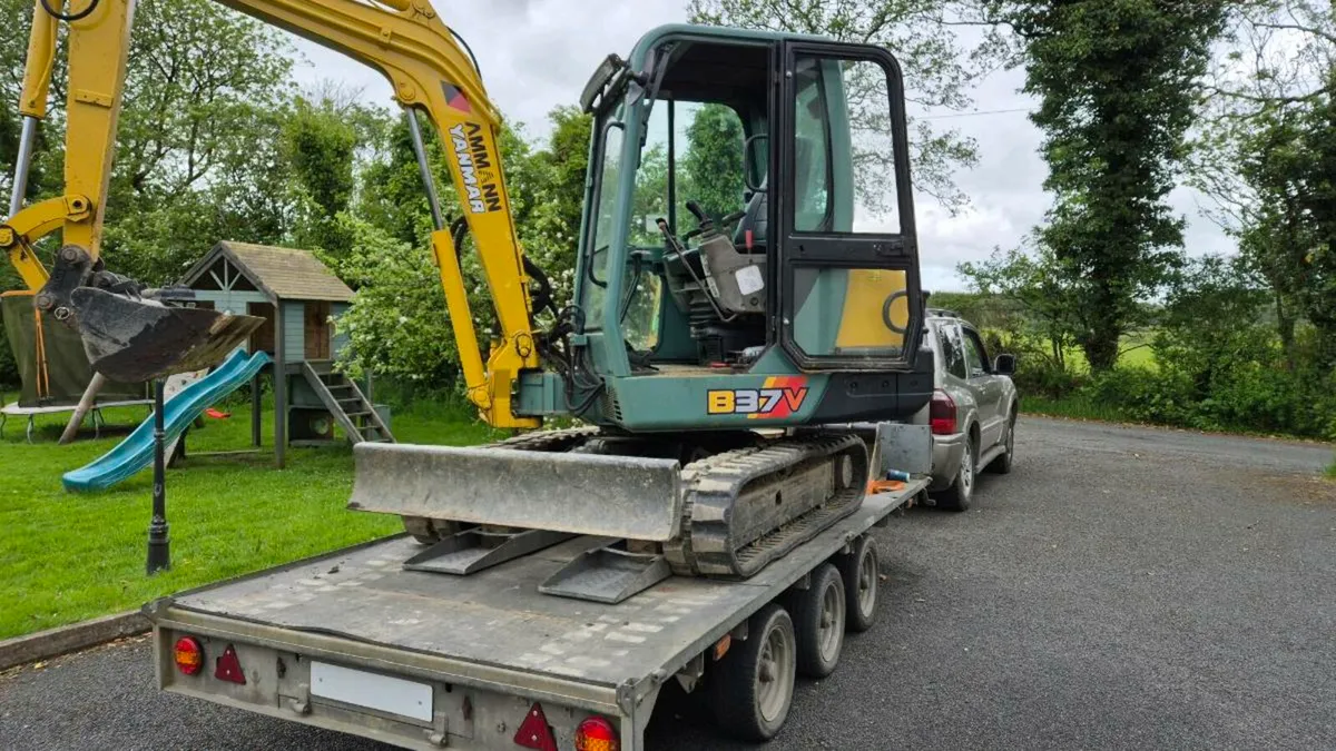 Yanmar 3.5 T mini Digger - Image 2