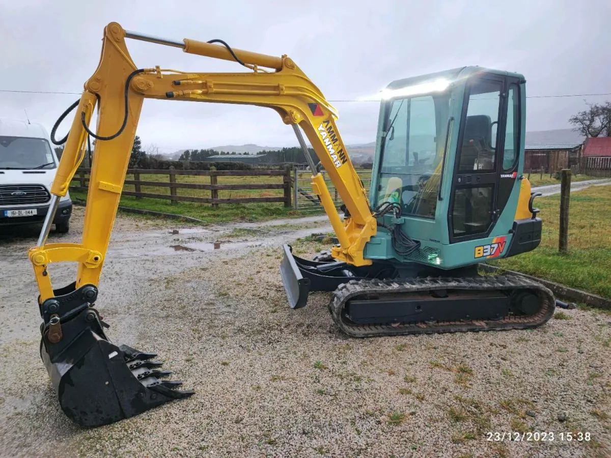 Yanmar 3.5 T mini Digger - Image 1