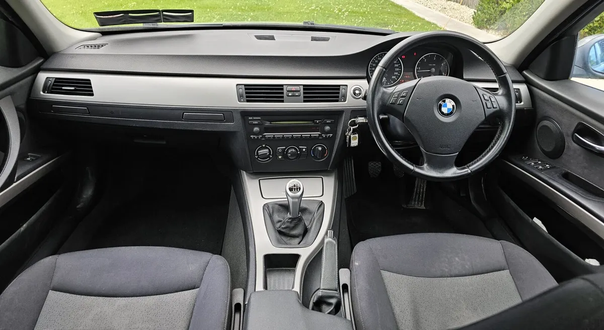 2006 BMW 318D – Damaged, Rear Subframe Rust - Image 3