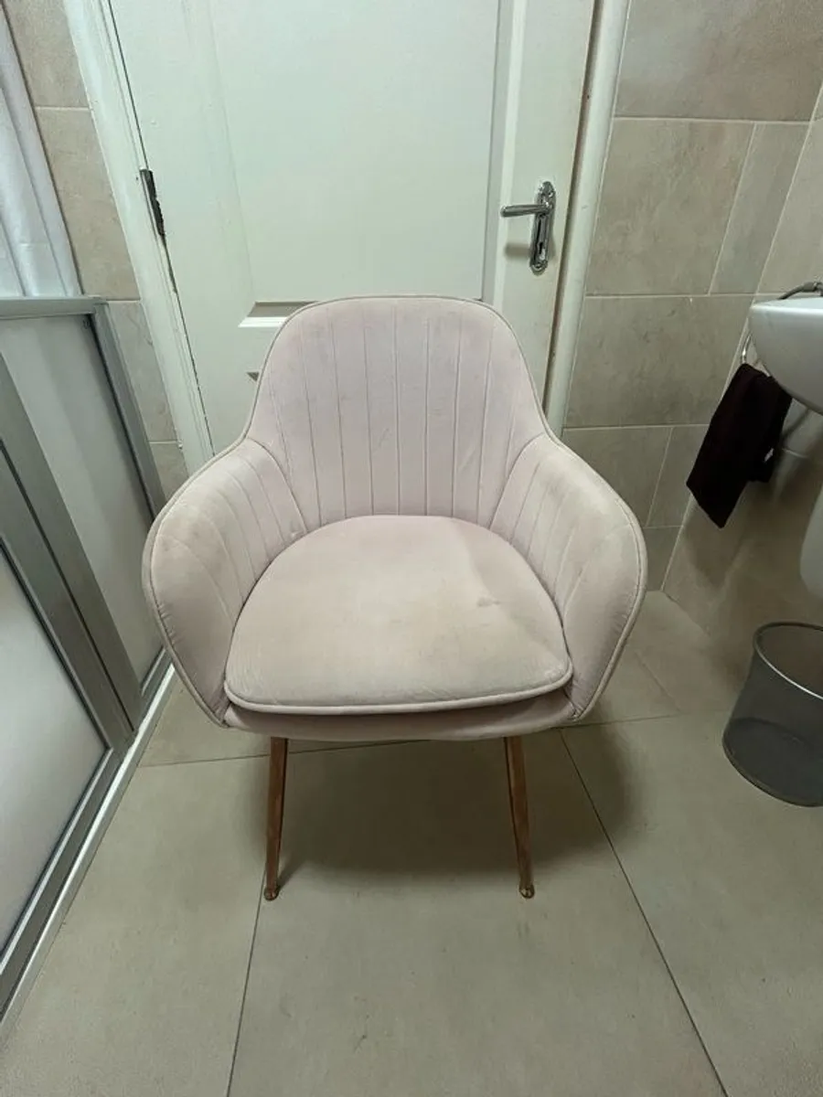 Pink velvet chairs x2 - Image 1