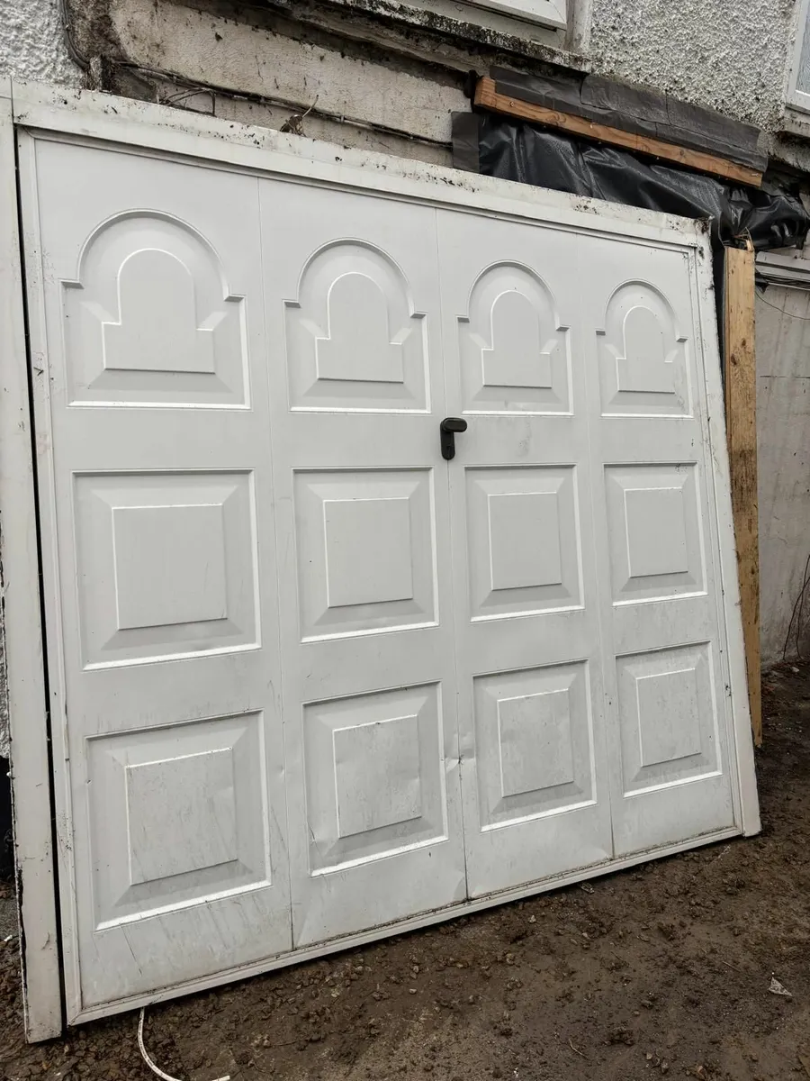 Garage door - Image 1
