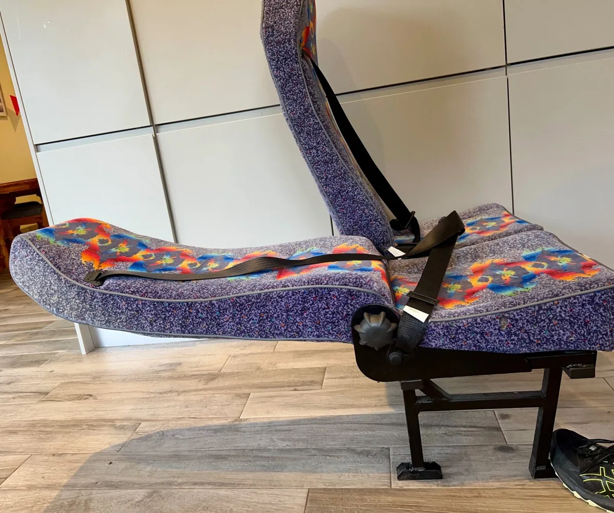 Double and single bus seats with seatbelts - Image 3
