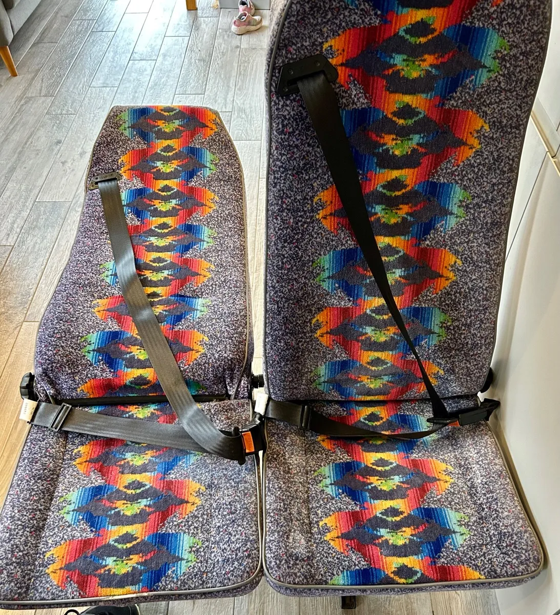Double and single bus seats with seatbelts - Image 4