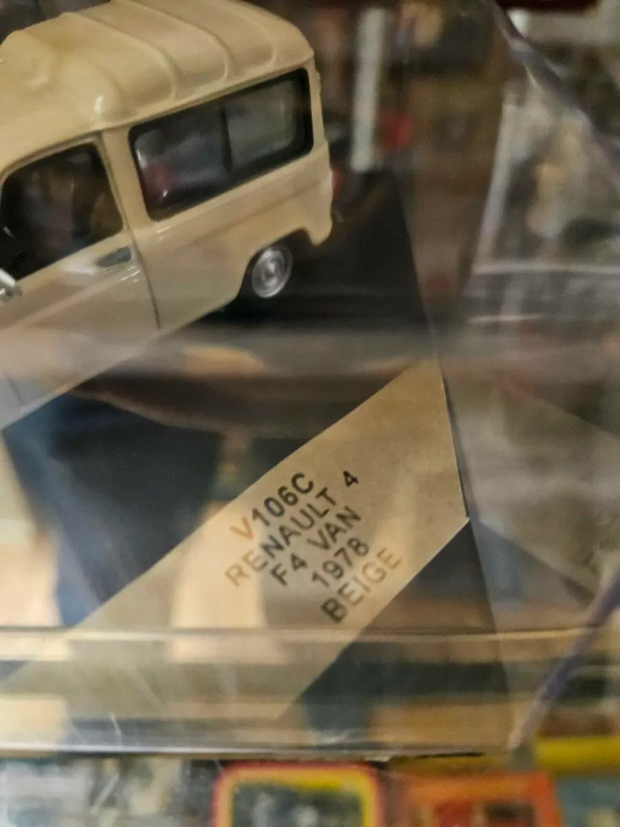 Corgi Vitesse Renault 4 Van - Image 3