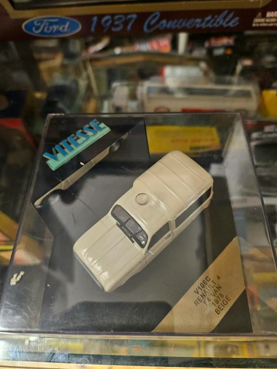 Corgi Vitesse Renault 4 Van - Image 4