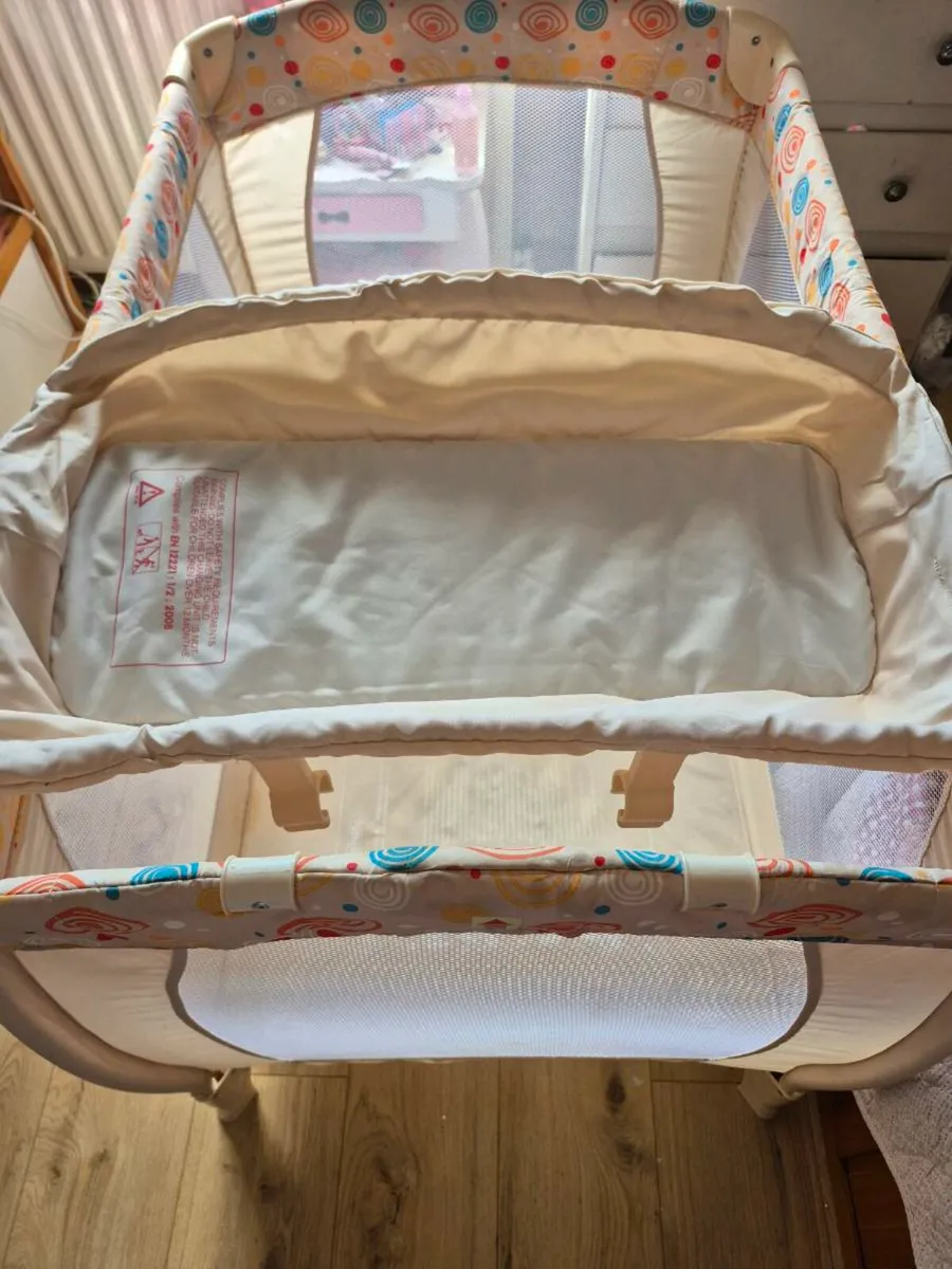 Travel cot - Image 1