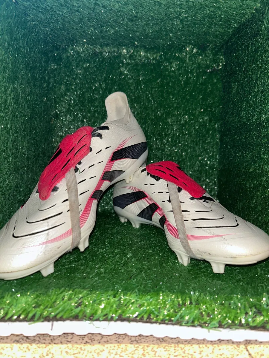 Adidas predator league football boots - Image 1