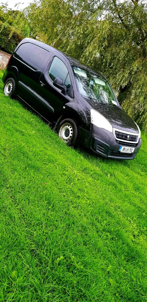Peugeot partner 1.6, clean,  2018 nice black van - Image 2