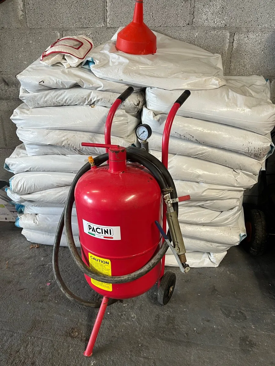 Sandblasting pot & Sand