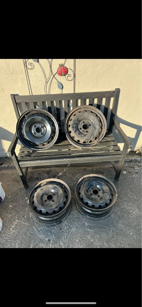 Four new rims and two very good radios - Image 1
