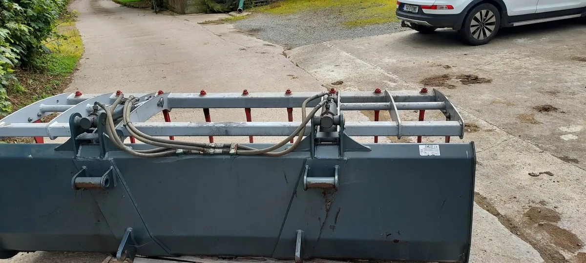 Bucket grab - Image 1