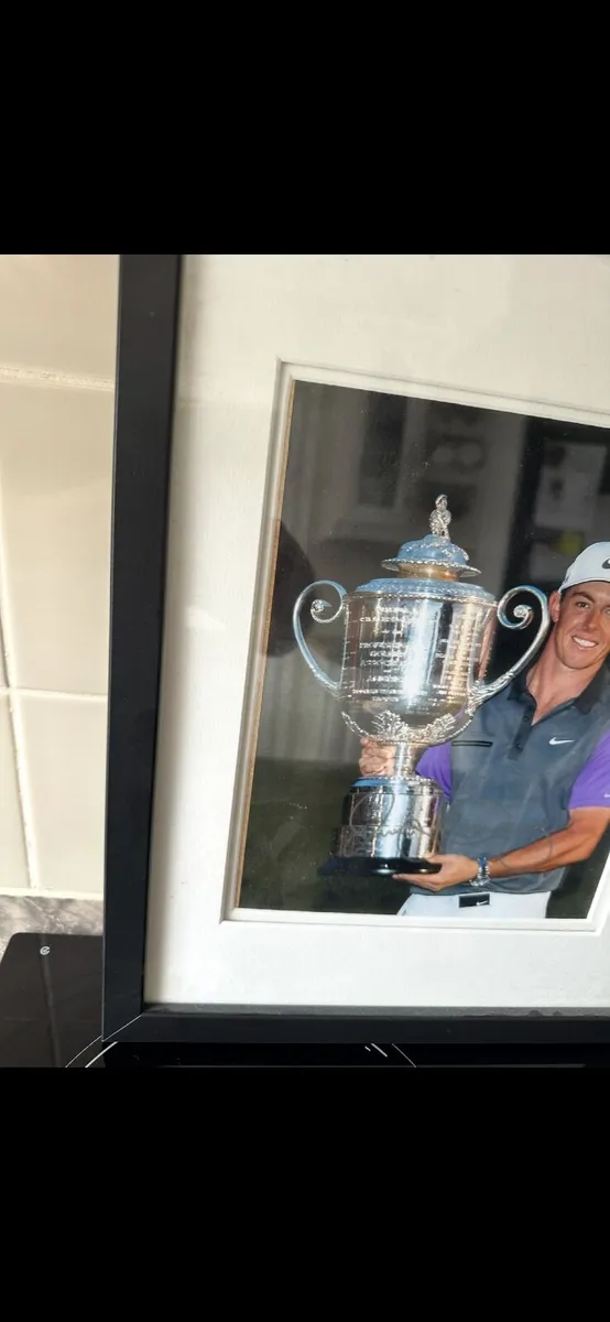 Photo and signed frame Rory McIlory - Image 2