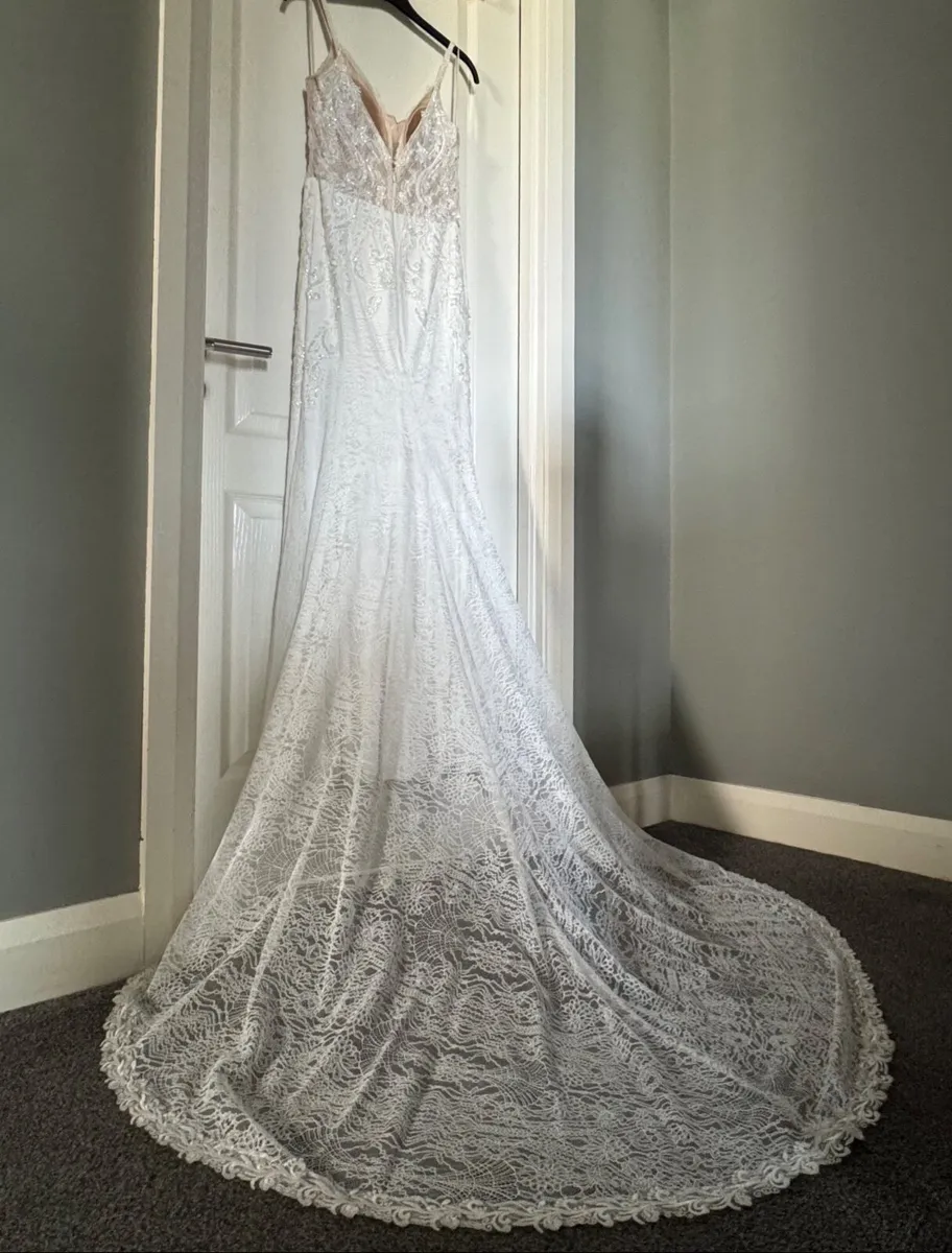 Elegant Wedding Dress - size 8-10 - Image 4