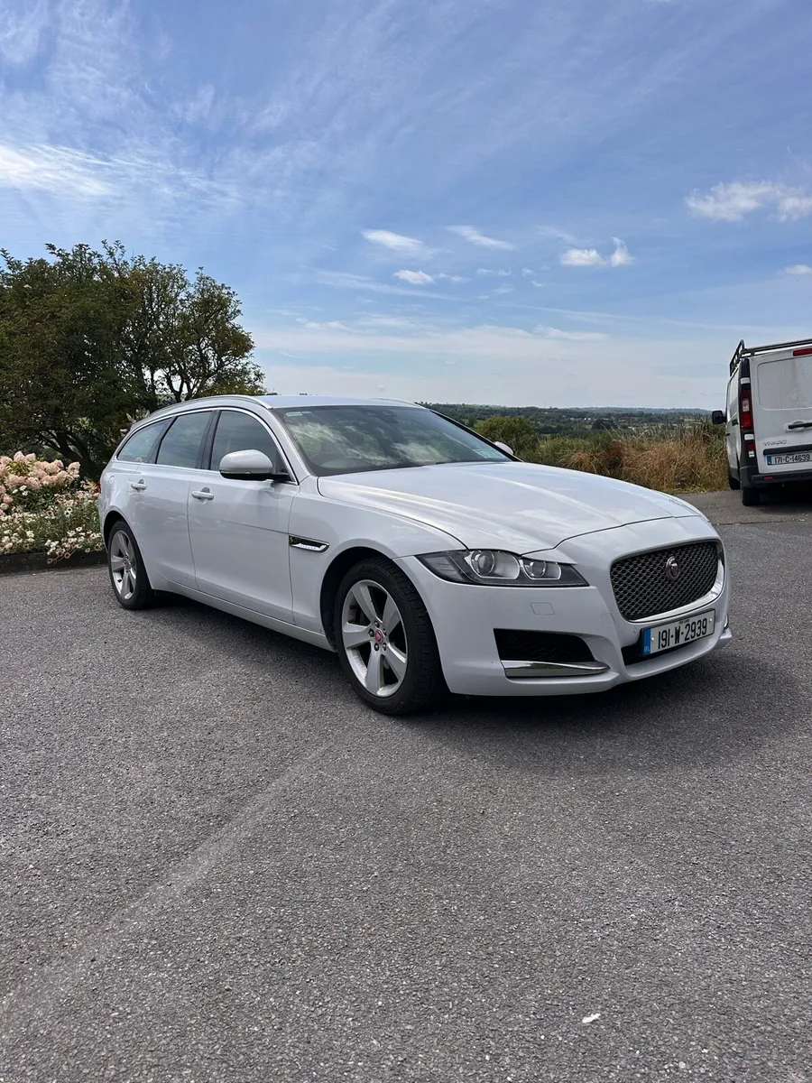 Jaguar XF Sport-Brake 2.0i Turbo 250 PS Portfolio - Image 3