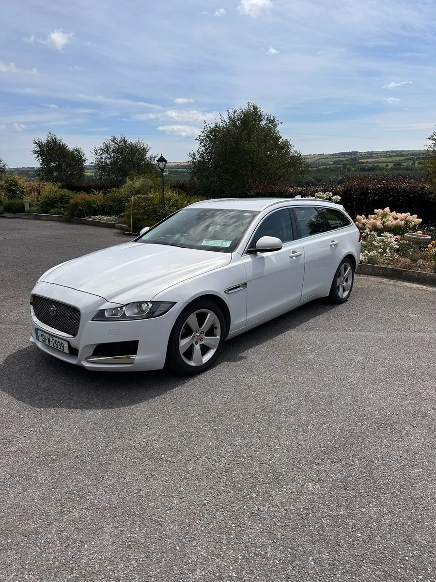 Jaguar XF Sport-Brake 2.0i Turbo 250hp Portfolio - Image 2