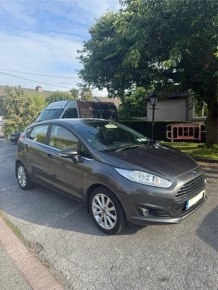 Ford fiesta 1.25 titanium low km - Image 1