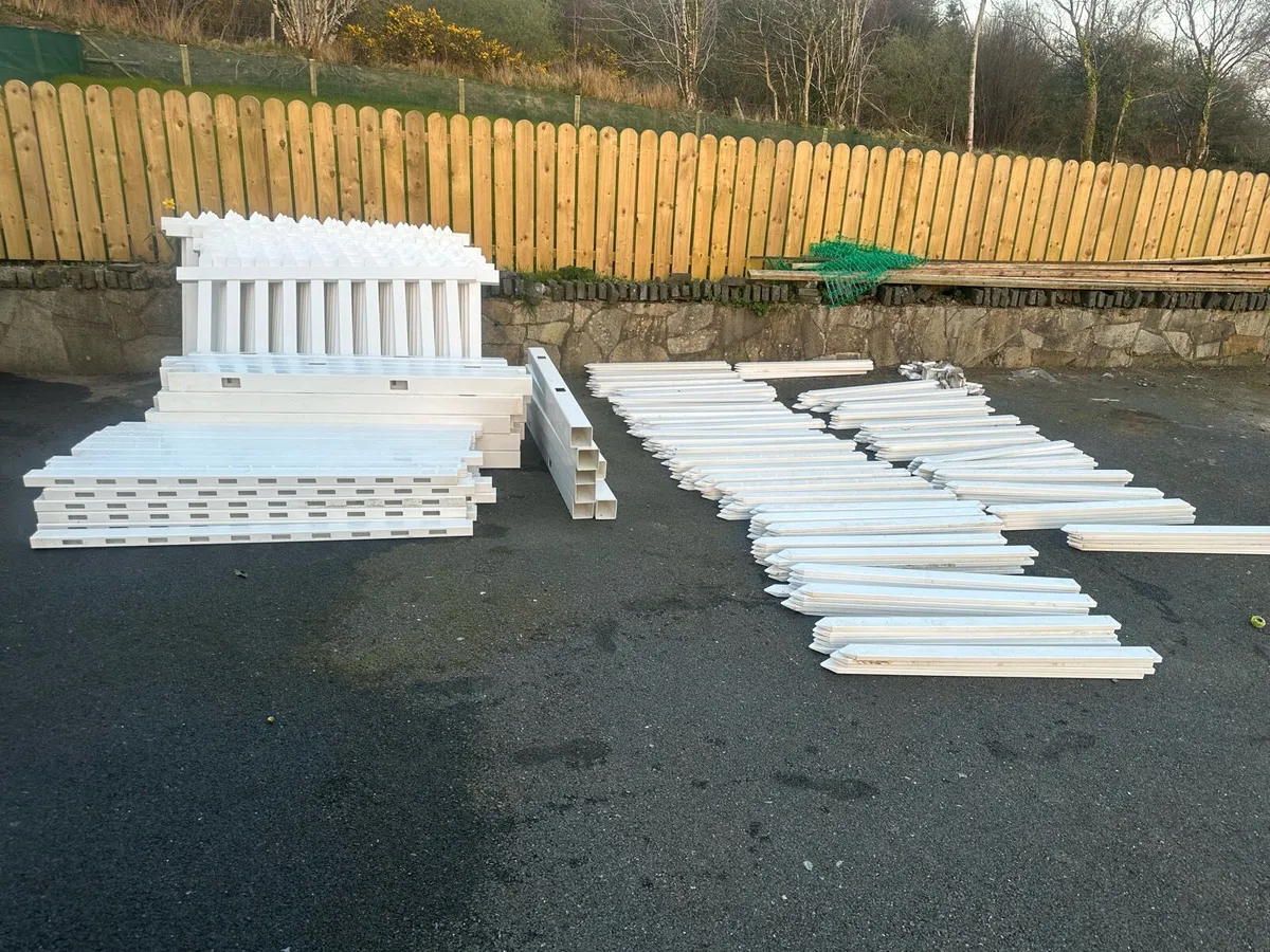 White PVC picket fencing. 35 fence panels total - Image 4