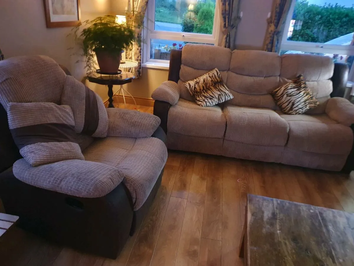 Sofa and reclining armchairs 3+1+1 - Image 1