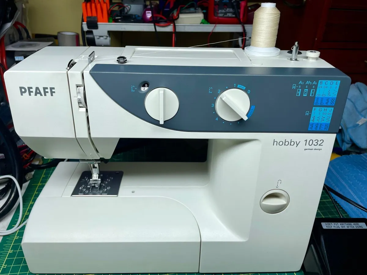 PFAFF Hobby 1032 Sewing Machine - Like new - Servi - Image 1