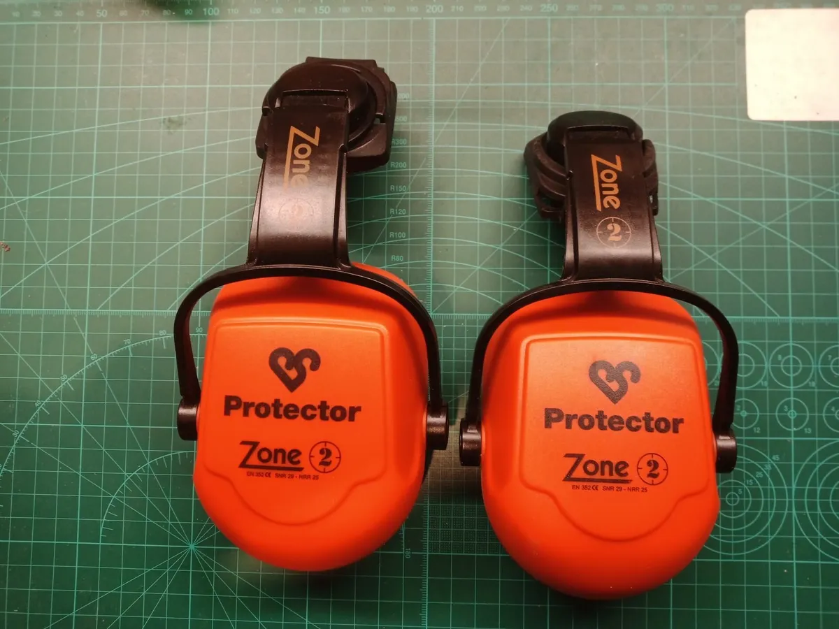 Hard hat, safety gloves, safety glasses, hi vis - Image 3