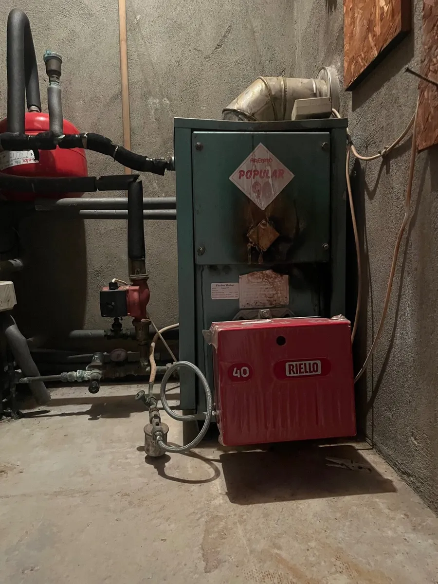 Oil boiler , burner and circulation pump - Image 1