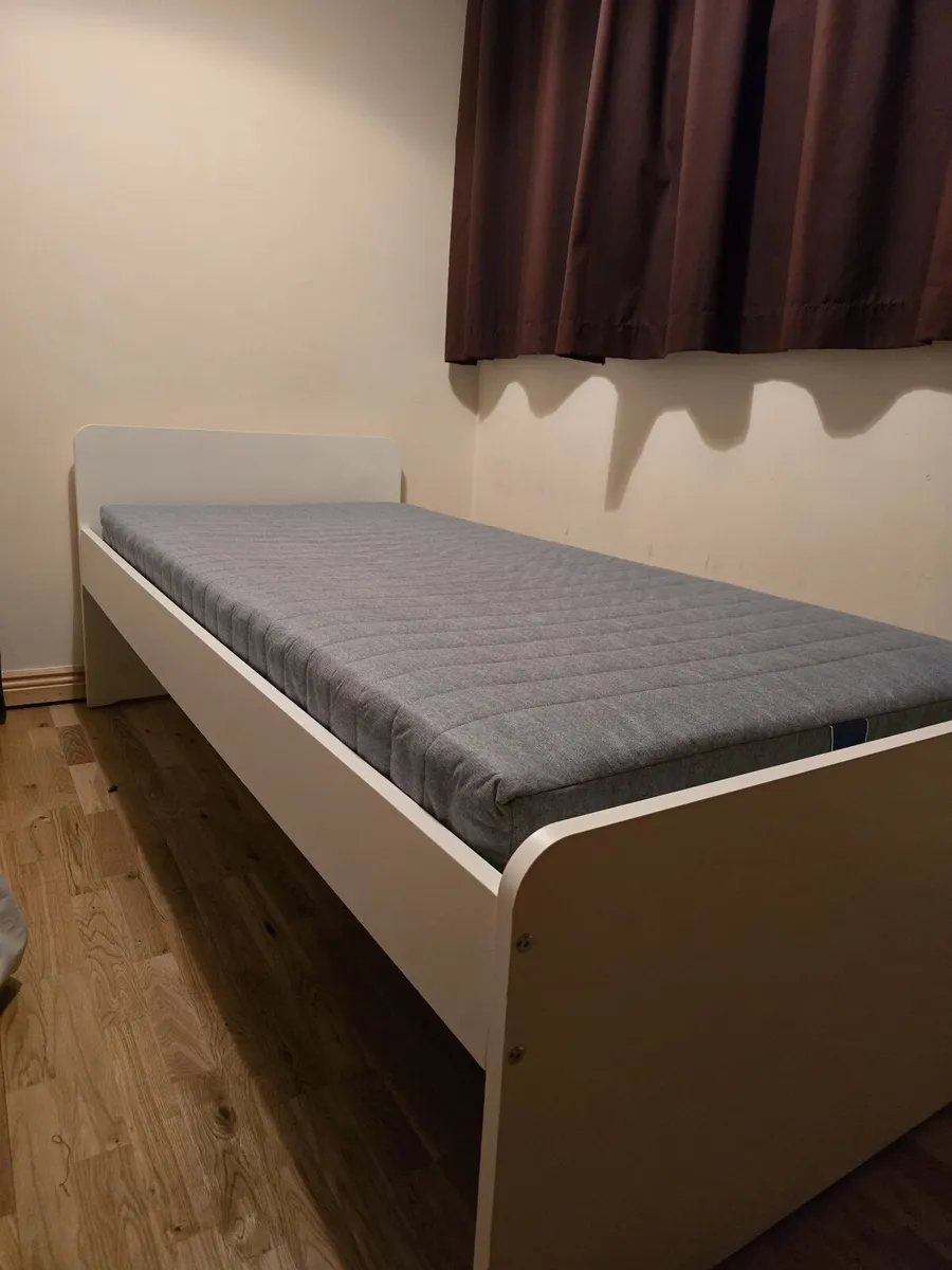 Bed and mattress - Image 1