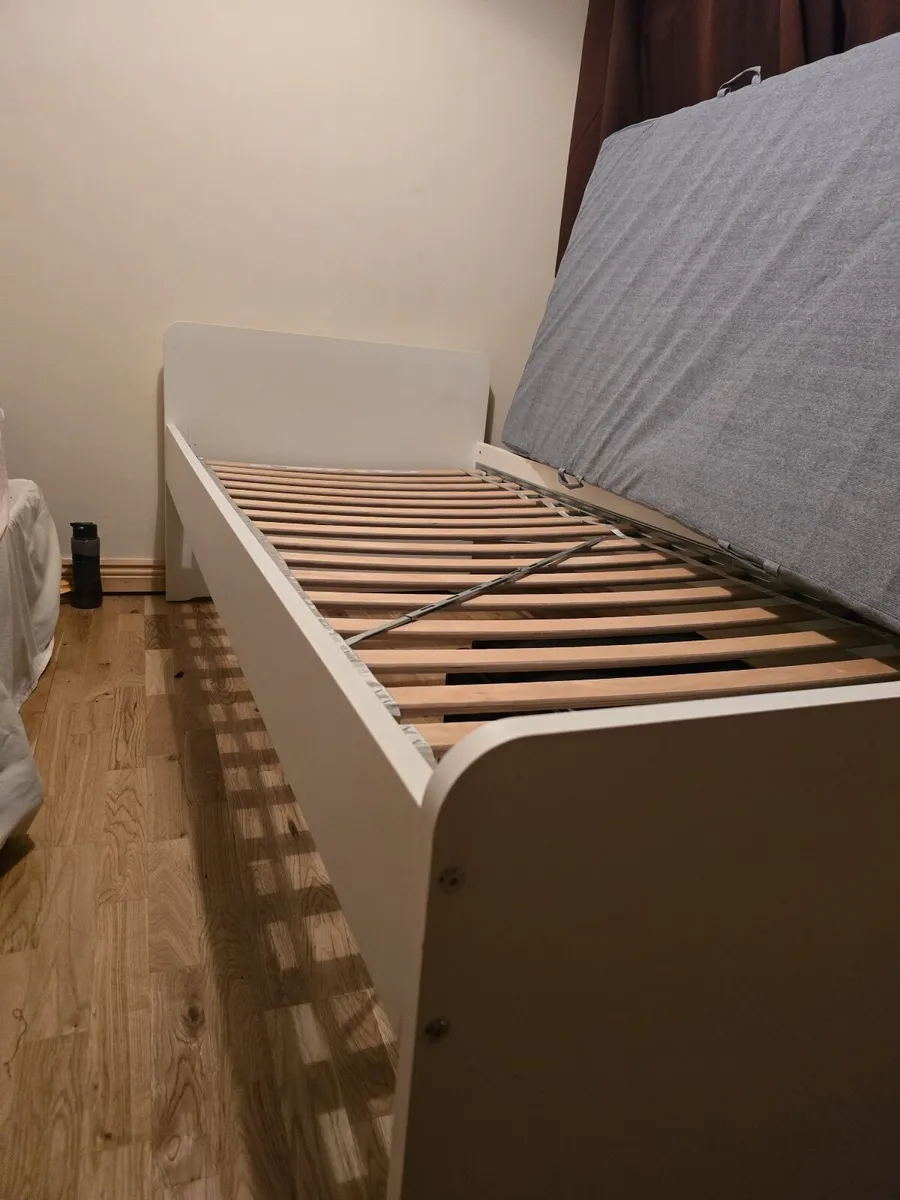 Bed and mattress - Image 2
