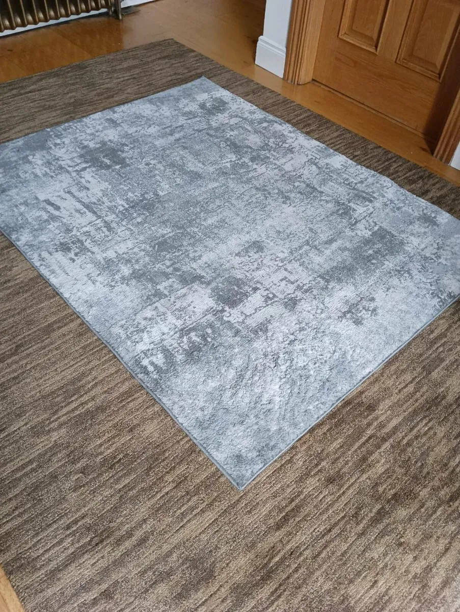 Lovely gray white rug like new - Image 1