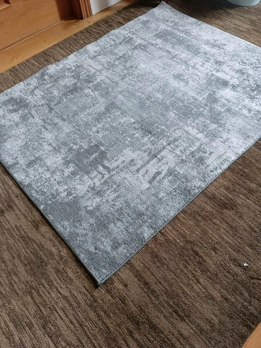 Lovely gray white rug like new - Image 2