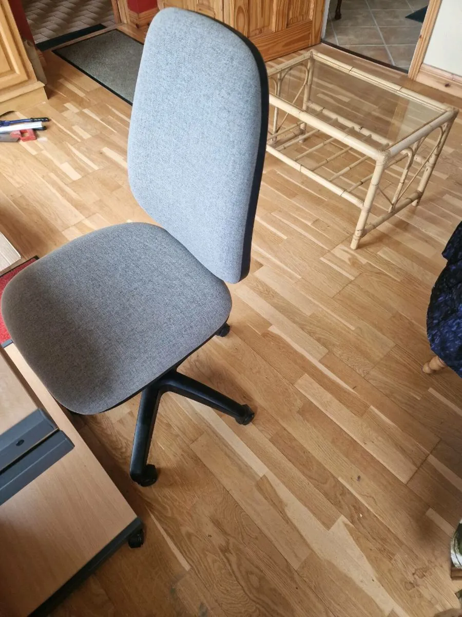 Office table and chair - Image 1