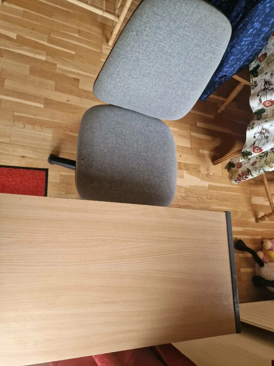 Office table and chair - Image 2