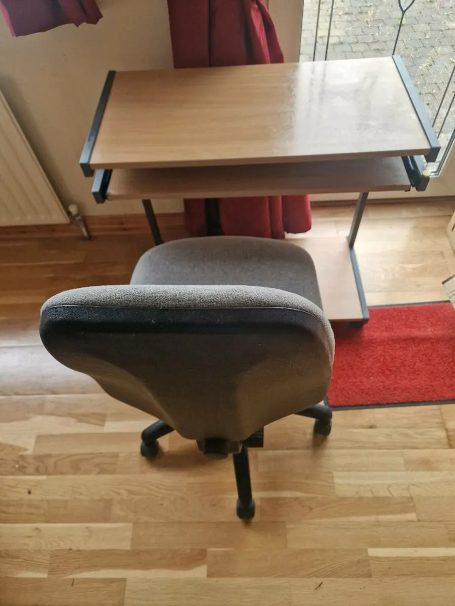 Office table and chair - Image 3