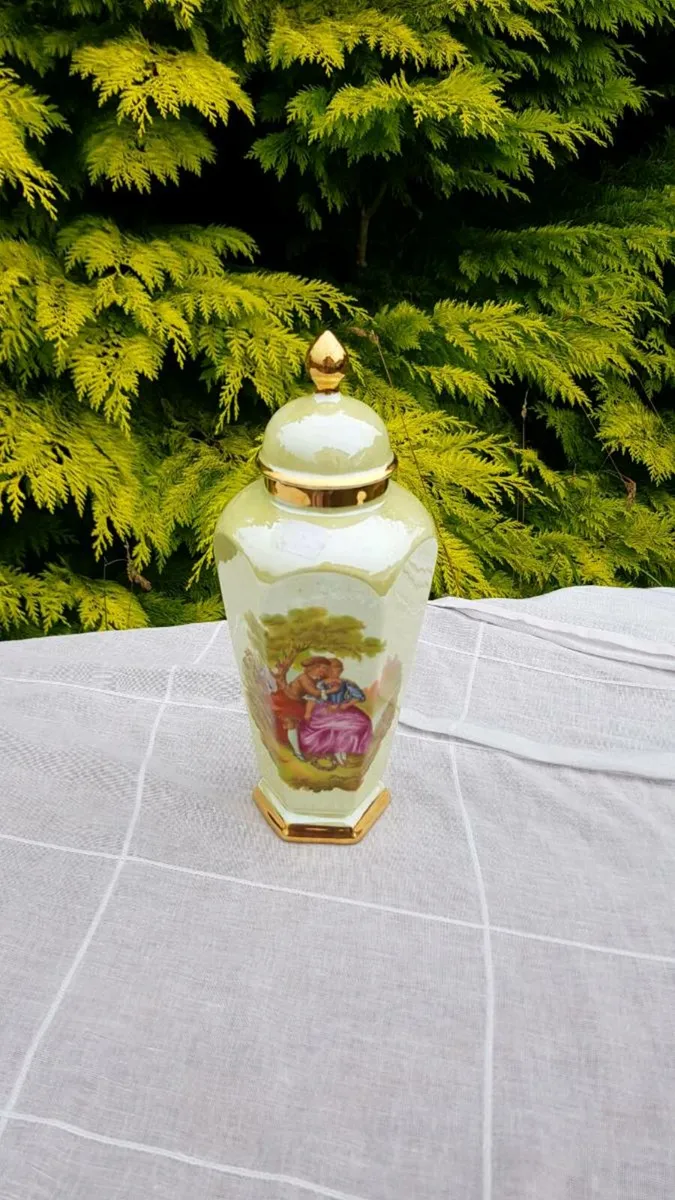 Porcelain yellow vase with lid possible to post