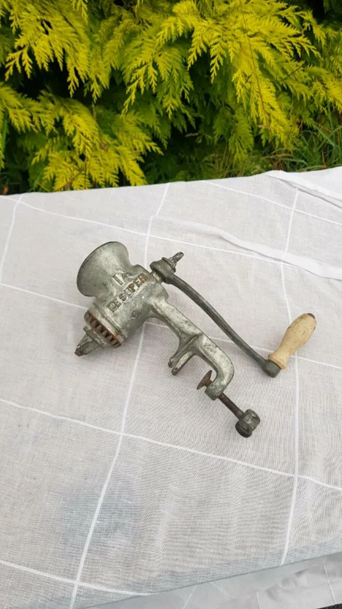 Vintage manual meat grinder postage possible - Image 1