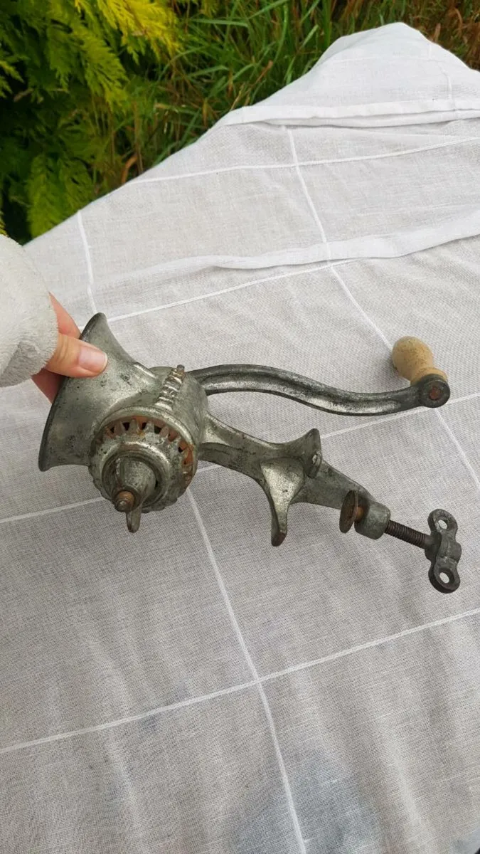 Vintage manual meat grinder postage possible - Image 2
