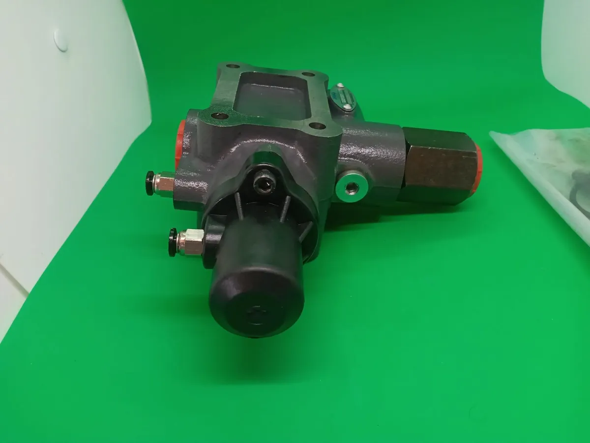 Delivery - 2 x Directional Tipping Valves - Image 3