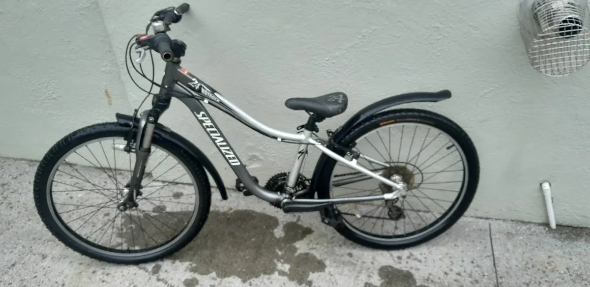 Specialized Boys mountain bike 24 - Image 2