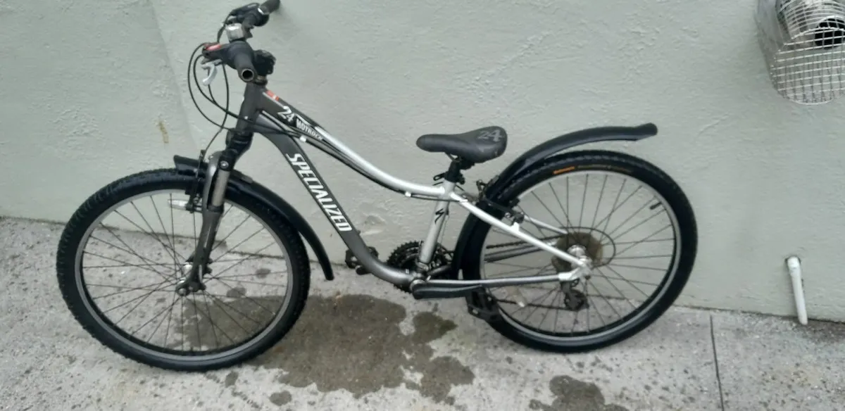 Specialized Boys mountain bike 24 - Image 3
