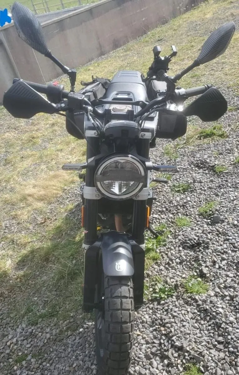 HUSQVARNA Svartpilen 125 ABS 2022 learner legal - Image 1