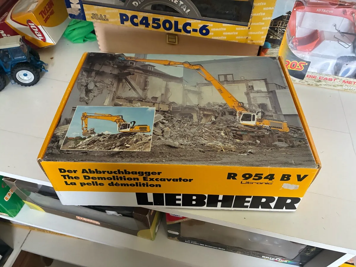 Liebherr r954 bv scale model - Image 1